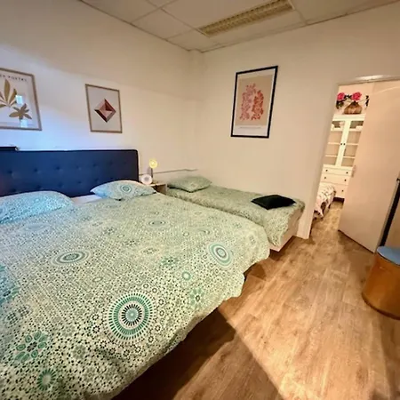 In With Private Garden, Cleaning Included Апартаменты *