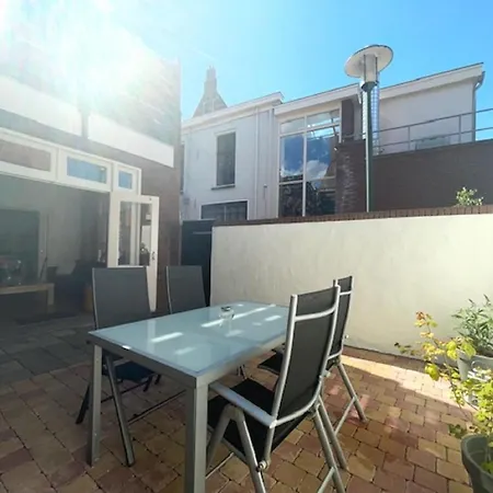 In With Private Garden, Cleaning Included *