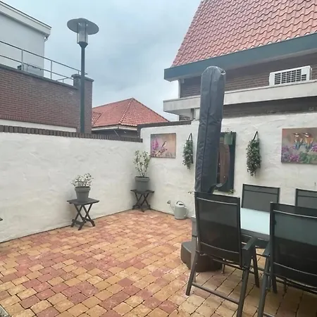 In With Private Garden, Cleaning Included Апартаменты